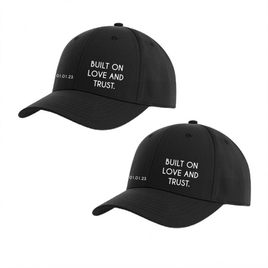 Betaalbaar koppel cadeau petten built on love and trust met liefdes datum of trouwdatum
