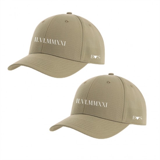 Betaalbaar koppel cadeau petten met datum in romeinse cijfers en voorletters beige