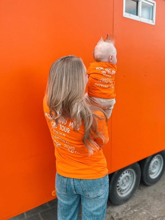 Koningsdag shirts voor moeder en kind mom and mini on tour gepersonaliseerd met naam