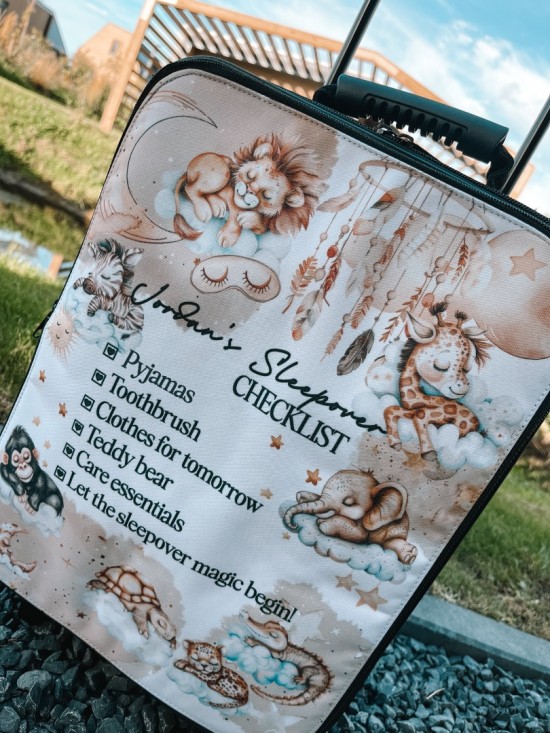 Logeerkoffer voor kinderen met naam sleepover checklist 2