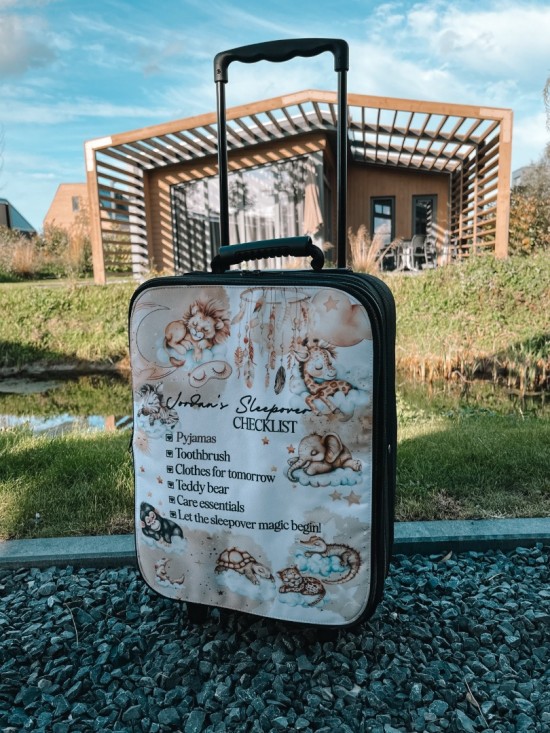 Logeerkoffer voor kinderen met naam sleepover checklist