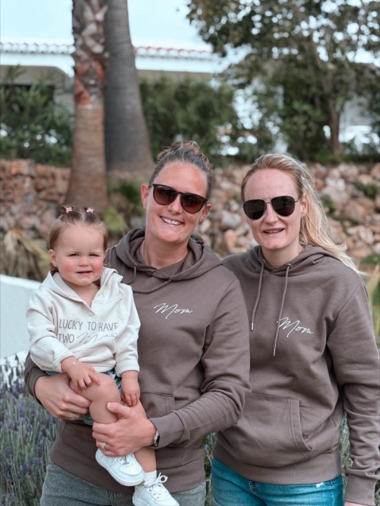 Matching hoodies voor twee moeders en kind lucky to have two moms 2
