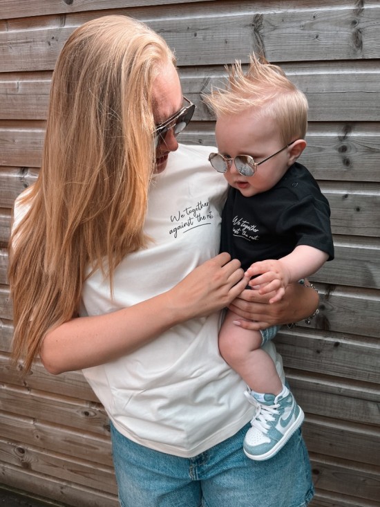 Matching outfits moeder en kind wij samen tegen de rest met eigen jaartal 2