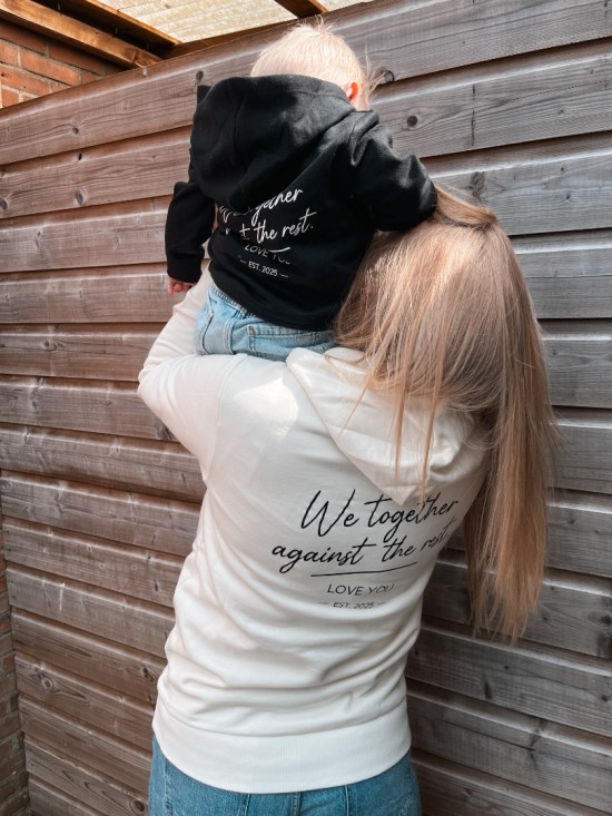 Matching outfits voor moeder en kind wij samen tegen de rest gepersonaliseerd