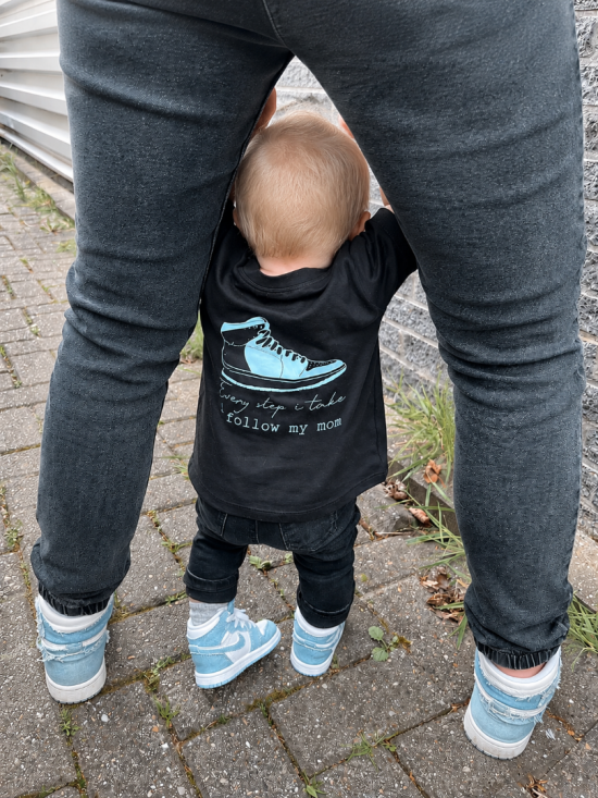 Matching outfits voor moeder zoon  set shirts sneakers 2