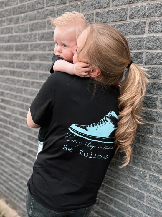 Matching outfits voor moeder zoon  set shirts sneakers 4