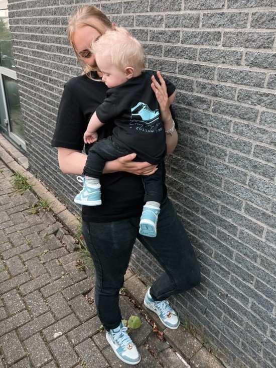 Matching outfits voor moeder zoon  set shirts sneakers