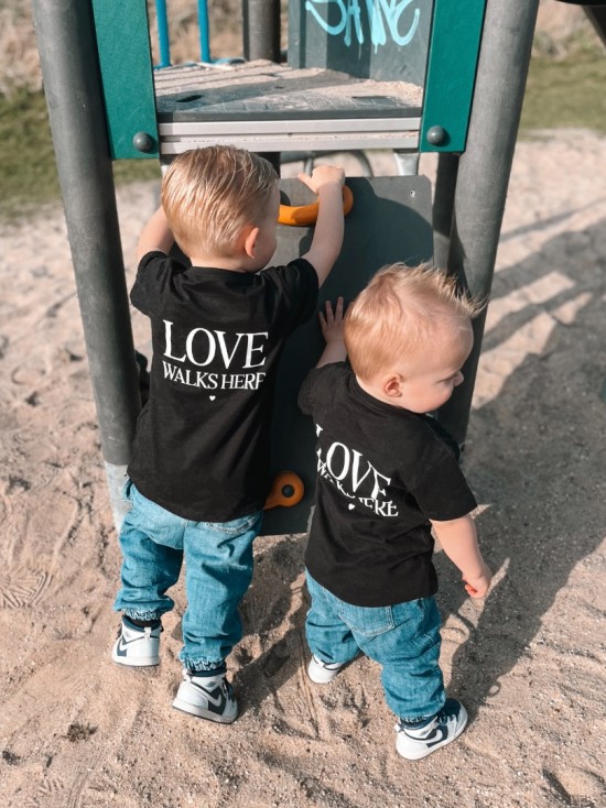 Matching shirts voor broer en zus love walks here