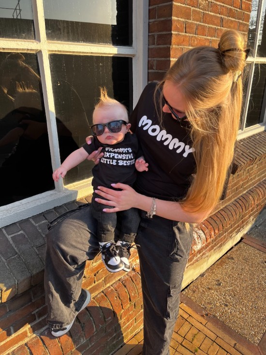 Matching shirts voor moeder en kind mommys expensive little bestie 2