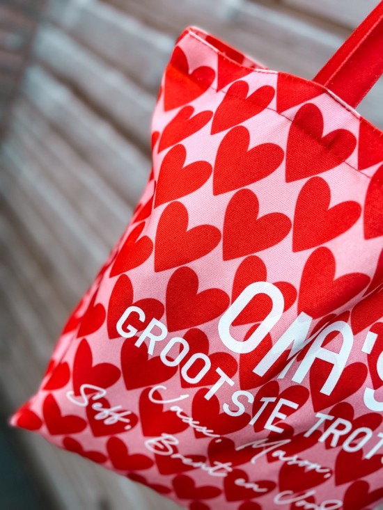 Oma tas met hartjes print en namen van de kleinkinderen