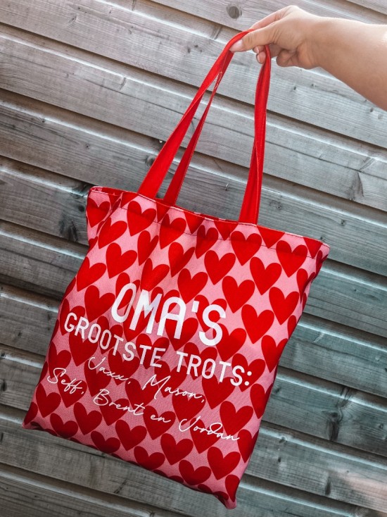 Oma tas met hartjes print met namen van de kleinkinderen persoonlijk cadeau voor oma schoonmoedder of moeder