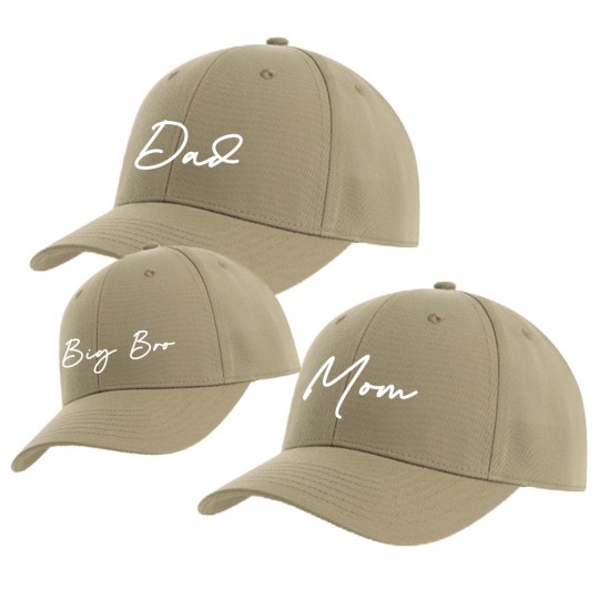 Papa mama en grote broer petten zwangerschapsbekendmaking