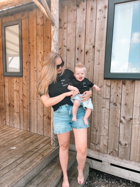 Twinning t shirts voor moeder en kind   this is amor mom en kindernaam