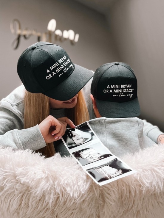 Zwangerschaps bekendmaking petten voor koppels een mini met eigennamen onderweg 0