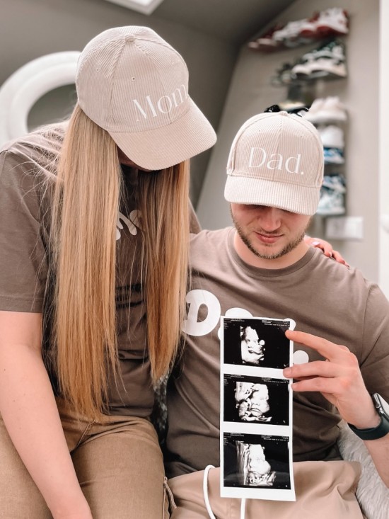 Zwangerschapsbekendmaking petten voor aanstaande papa en mama